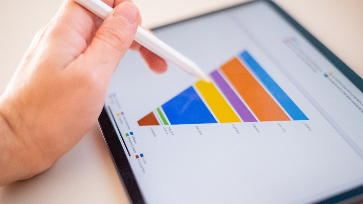 Visualização de funil de vendas B2B em tablet, com análise de etapas do pipeline comercial e métricas de conversão, destacando uso de dados para tomada de decisão em marketing e vendas.